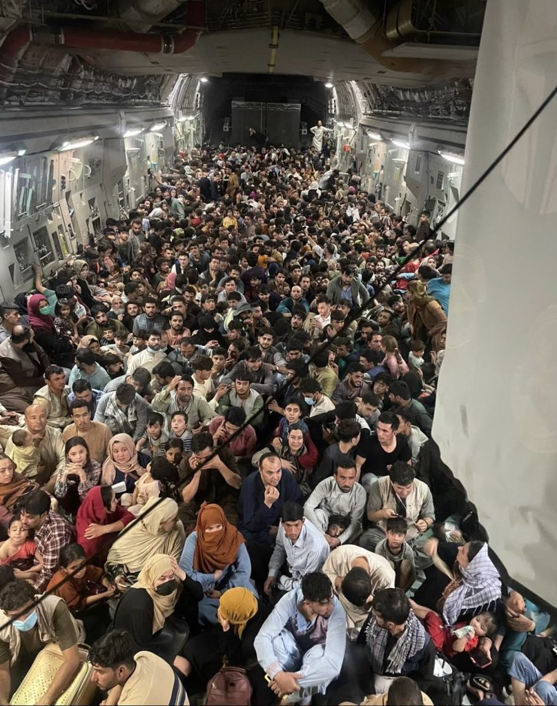 Fotografie impresionantă din interiorul unui avion american care a evacuat afgani