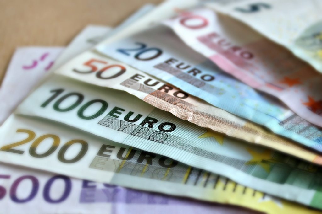 Cursul va creşte peste pragul de 5 lei/euro, în următoarele 12 luni. CÂT VALOREAZĂ UN EURO ASTĂZI