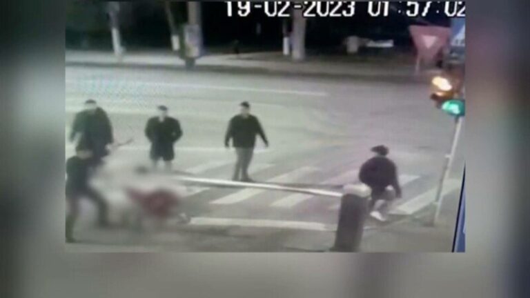 VIDEO. Bărbat în scaun cu rotile, atacat în fața primăriei din Roman. Verișorul lui l-a înjunghiat pe unul dintre atacatori