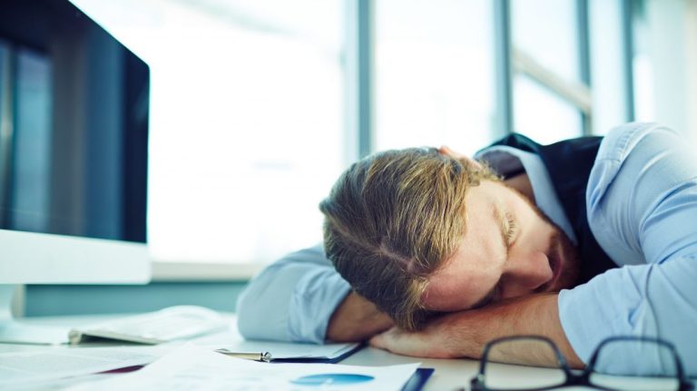 Oboseala cronică, simptom pe termen lung cauzat de COVID-19. Cum te refaci fără medicamente