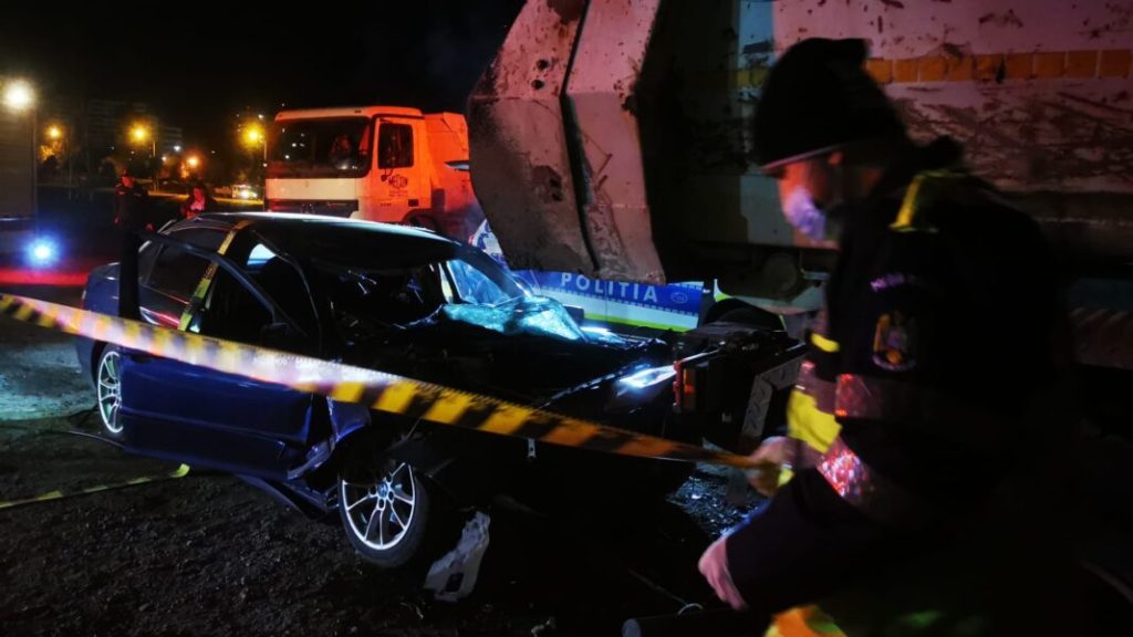 (UPDATE) VIDEO: Doi tineri au intrat cu BMW-ul în spatele unei basculante. Şoferul a murit la spital