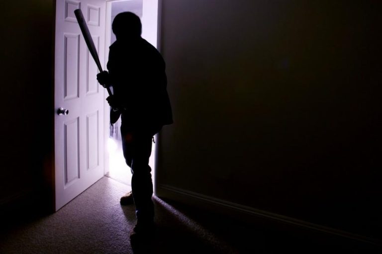 Un barbat de 54 de ani din Botoşani şi-a lovit fratele cu o bâtă, în plină stradă. Motivul ar fi neînţelegerile din trecut