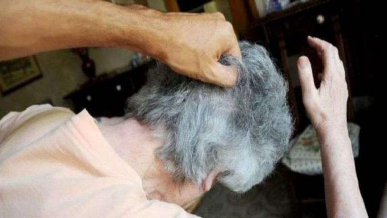 Un tânăr de 24 de ani și-a lovit bunica într-un moment de furie