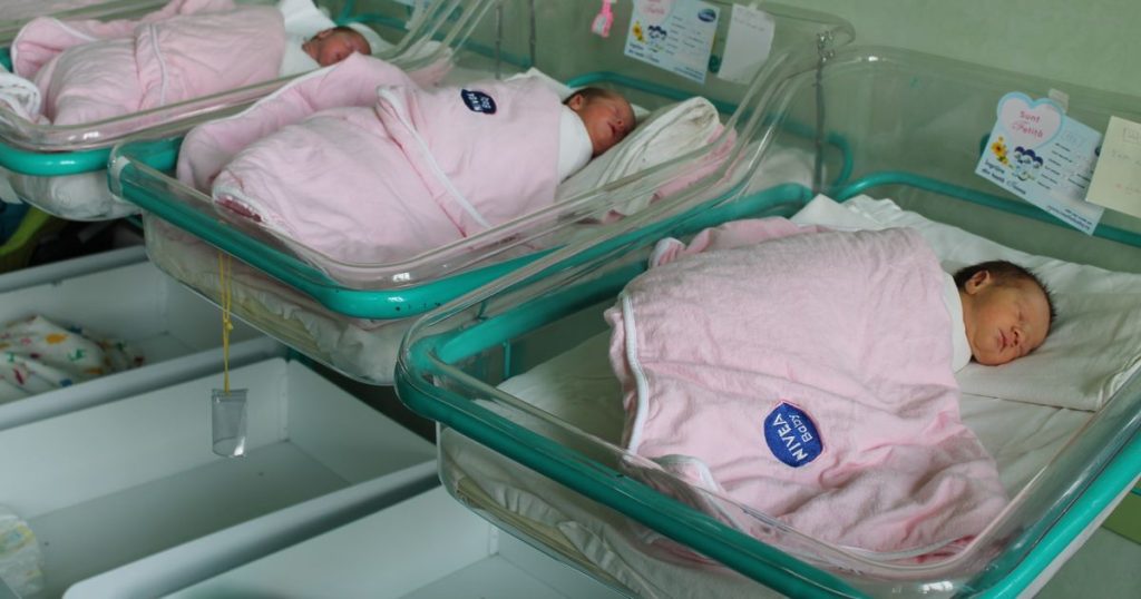 Asistentă acuzată că a omorât șapte bebeluși și că a încercat să ucidă alți zece
