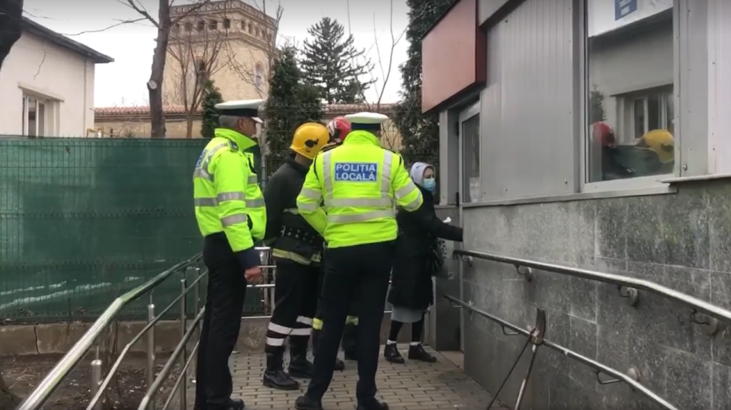O femeie a rămas blocată într-un WC public din Tg. Cucu! VIDEO EXCLUSIV