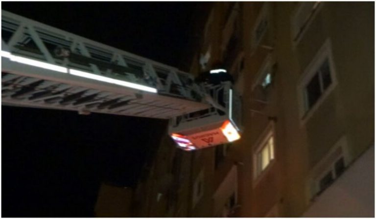 Bunică salvată de pompieri după ce a fost închisă pe balcon de nepoţica sa