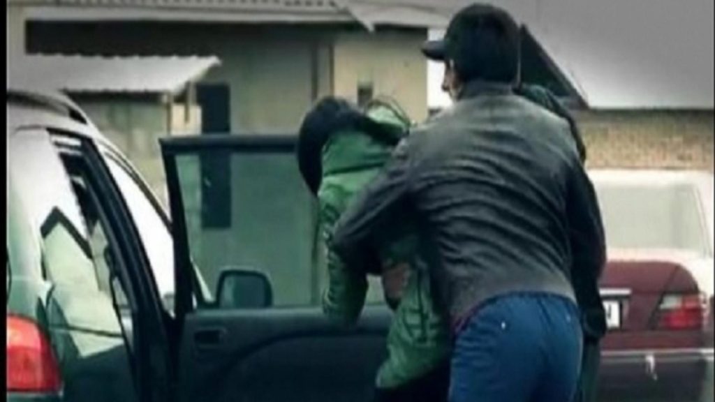 O femeie şi fiica ei au fost răpite de fostul iubit după o urmărire în trafic