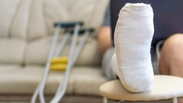 Femeie călcată de trei ori, de mașina personală. Cum a avut loc accidentul