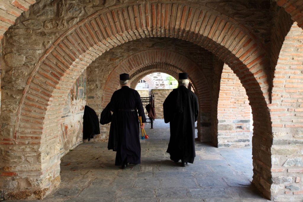 Focar de COVID pe muntele Athos, 8 călugări au decedat