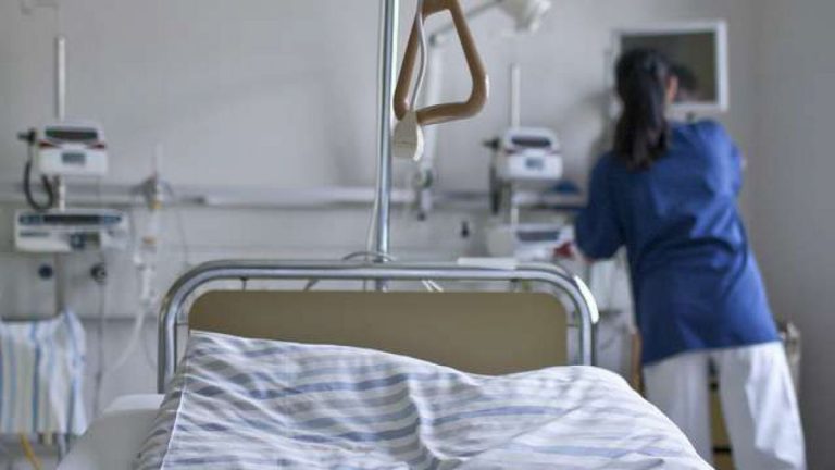 A murit o femeie diagnosticată cu infecţie simultană cu virusul gripal şi Covid