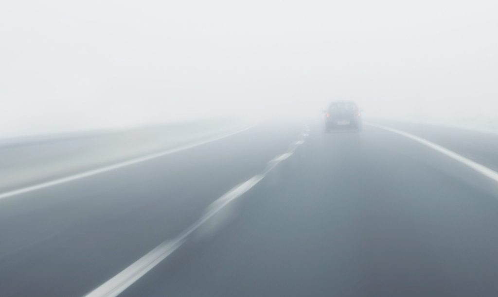 Atenție șoferi! Ceaţa densă reduce vizibilitatea în trafic, izolat, la 50 de metri