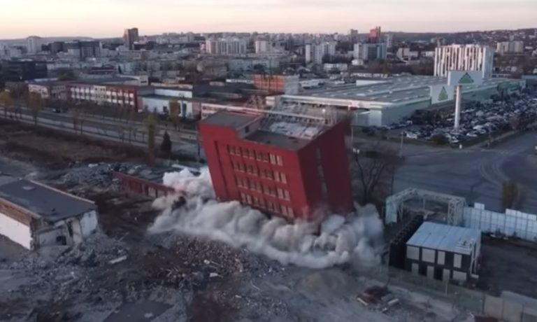 VIDEO. Pavilionul administrativ al fostei societăţi Tomiris a fost demolat prin implozie controlată