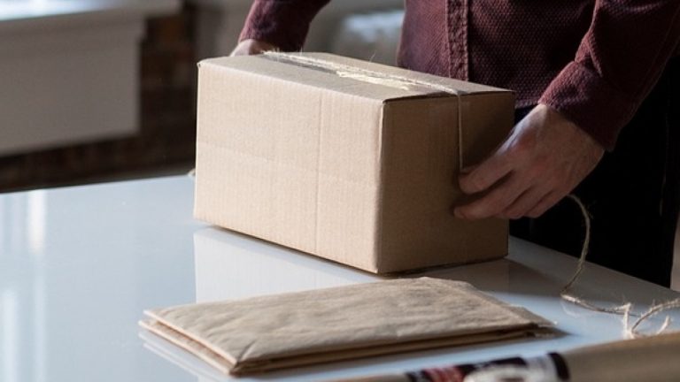 Dealer de droguri, arestat după ce și-a luat coletul de la curier. Le livra liceenilor