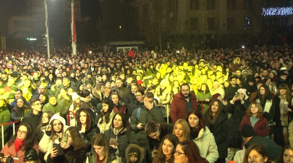 VIDEO. Mii de ieşeni au aşteptat noul an în centrul oraşului