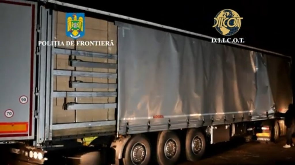 VIDEO. Un bărbat care transporta cu un tir 600.000 de pachete de ţigări de contrabandă, reţinut de DIICOT