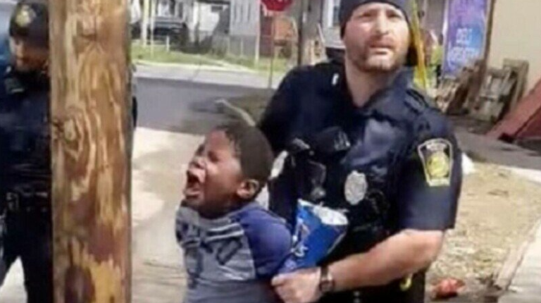 VIDEO: Un copil afroamerican de 8 ani a fost arestat în SUA de un polițist alb