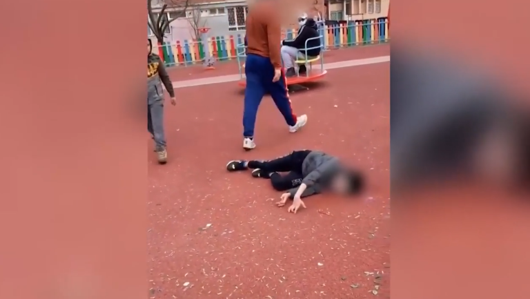 Un copil a ajuns la spital după ce a fost agresat de tatăl colegului cu care s-a luat la bătaie
