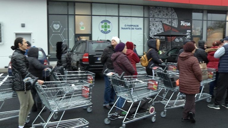 Au mers pentru ulei și zahăr la jumătate de preț și s-au oprit la televizoare. Haos la un supermarket care a anunțat reduceri la deschidere