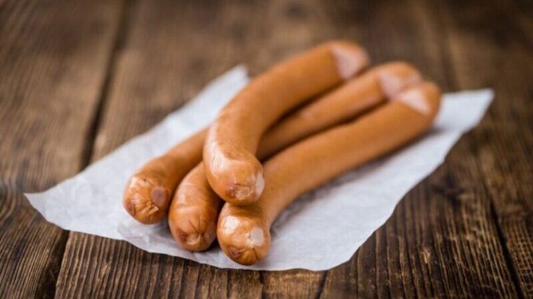 Mai multe sortimente de crenvurşti, retrase de la vânzare din magazinele din România după detectarea unei bacterii