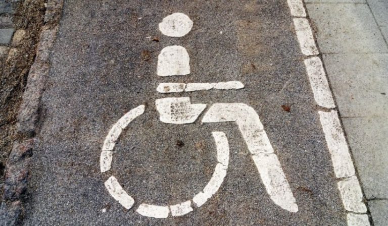 Crima care a îngrozit Italia: O mamă româncă și-ar fi ucis fiul cu handicap, lăsându-l sub soarele arzător ore întregi