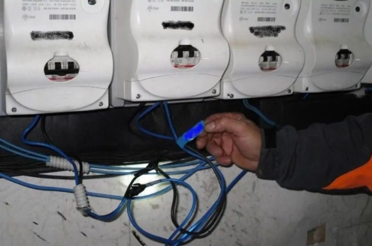 Cum fura curent electric un bărbat din Suceava. Instalația improvizată, descoperită la un control de rutină