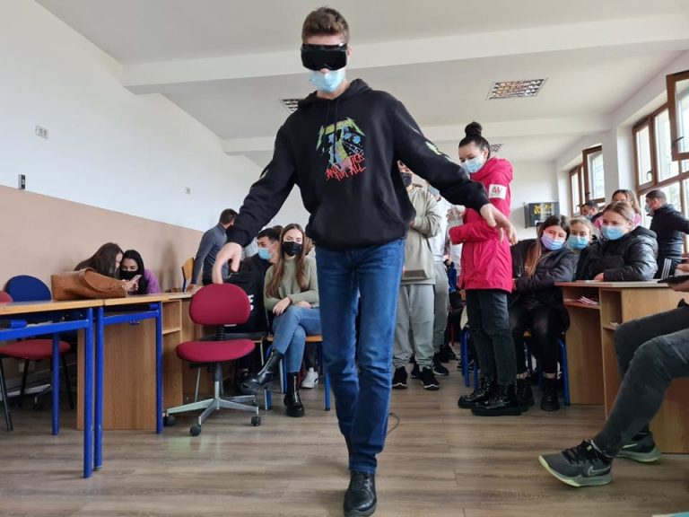 ”Ca șoferi, să nu scoateți telefoanele să faceți poze atunci când treceți pe lângă un accident rutier”, recomandarea paramedicilor pentru elevii de la liceul Kogălniceanu