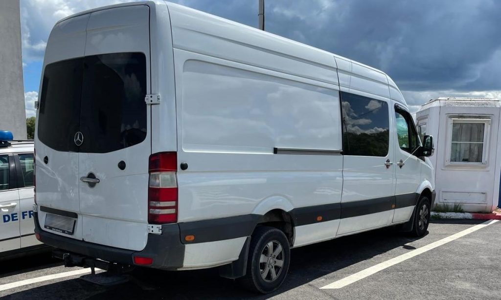 Mercedes Sprinter în valoare de peste 35.000 euro, furat din Italia, oprit în trafic de polițiștii de frontieră