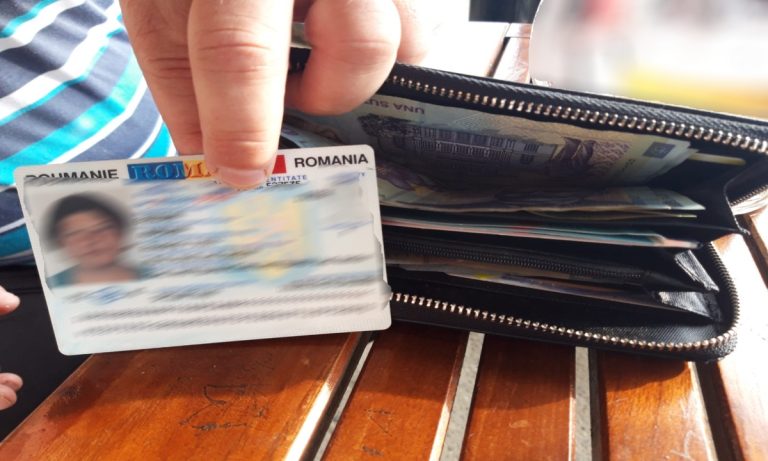 Polițiștii de frontieră au restituit un portmoneu pierdut