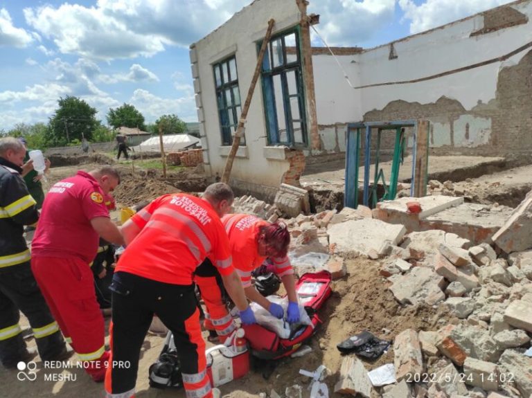 Un tânăr a murit și altul a fost grav rănit, după ce un perete a căzut peste ei