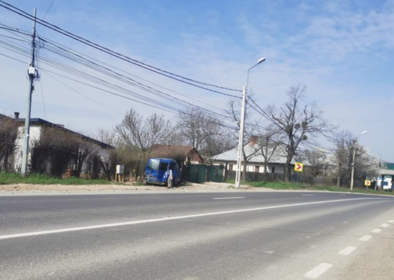 O maşină distrusă într-un accident rutier întoarce toate privirile celor care intră sau părăsesc Iaşiul de trei luni