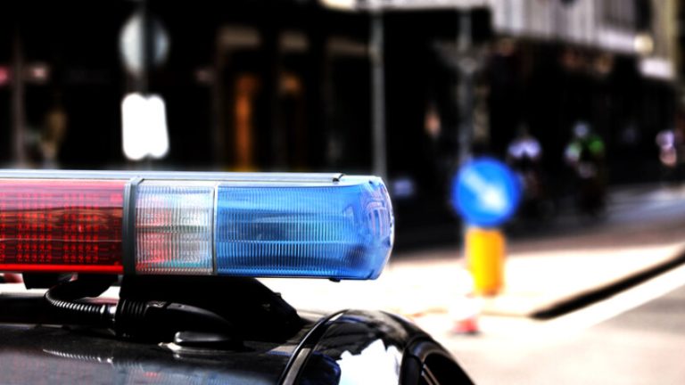 Bărbat găsit decapitat într-o parcare. Fiul său, văzut în timp ce se plimba cu un cap într-o mână şi cuţitul în cealaltă