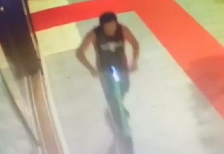 Un tânăr a înțepat două femei, dintre care una a fost transportată la spital pentru îngrijiri medicale