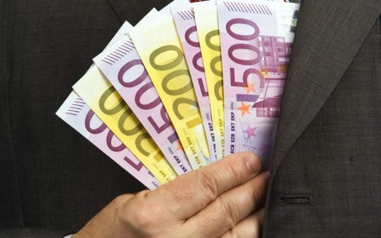 Directorul unui liceu cu program sportiv, trimis în judecată pentru luare de mită