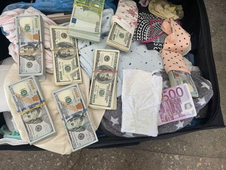 FOTO: Doi ucraineni au fost prinşi cu nouă sute de mii de euro ascunşi în şosete, la intrare în România