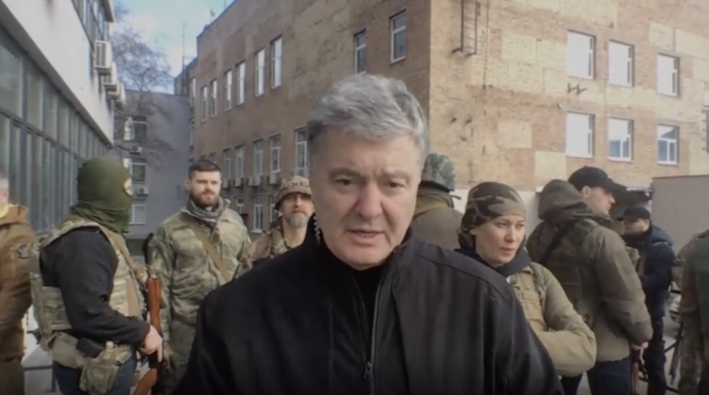 Fostul președinte ucrainean Petro Poroșenko alături de civili înarmați, spunând că este „gata să apere capitala Ucrainei”