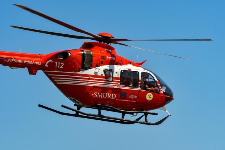 Biciclist în stare gravă, preluat de elicopterul SMURD și transferat la Iași. Acesta fost lovit de un camion