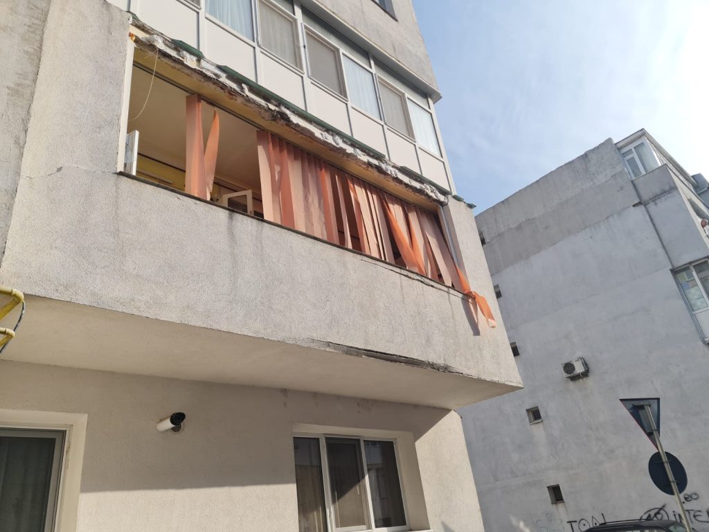 Un apartament din Ploiești a sărit în aer! Proprietarul a fost nevoit să sară pe geam