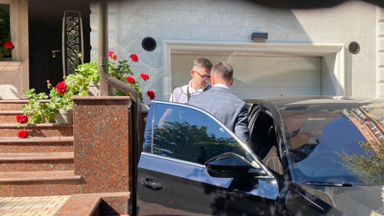 Cumnatul lui Dodon prins în timp ce mânca probe din dosar