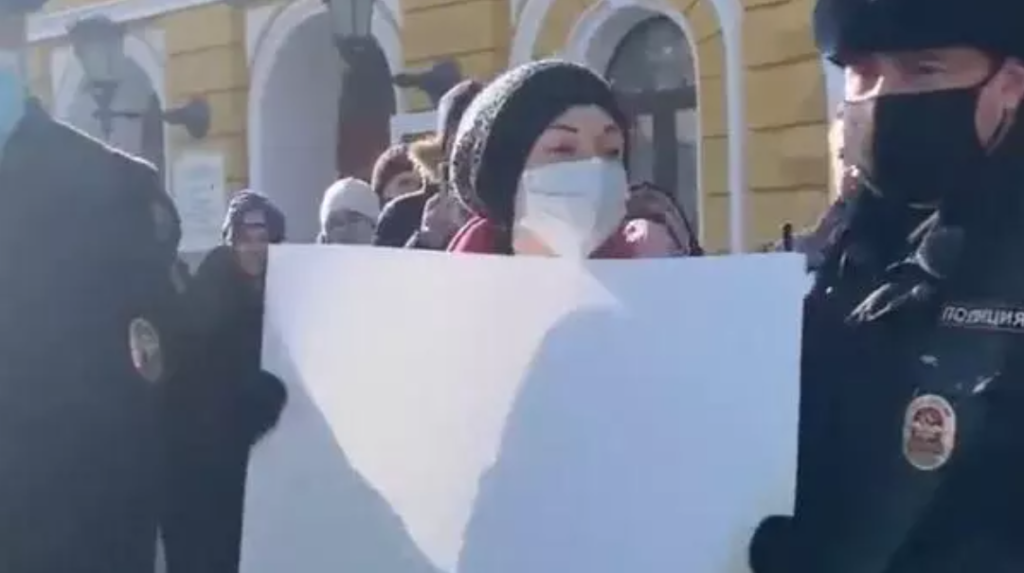 VIDEO: Vezi momentul în care poliția rusă arestează o tânără care protesta cu o foaie albă