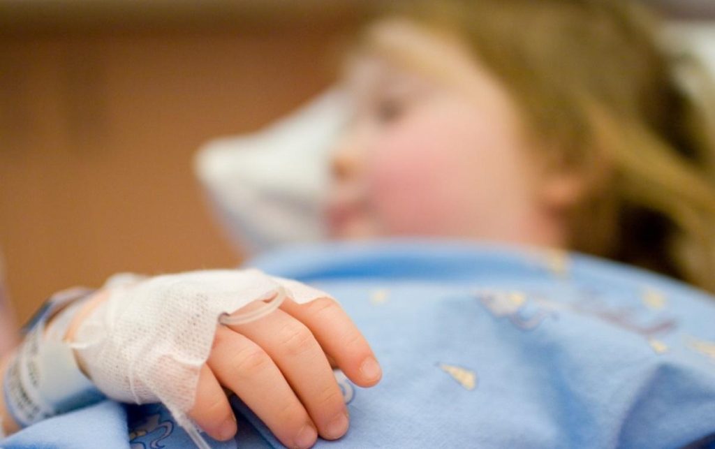 Moartea suspectă a unei fetițe de 2 ani, care a ajuns cu diverse traumatisme la un spital din Iași