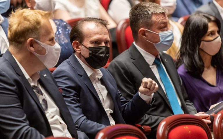 Florin Cîțu și alți guvernanți la piesa de teatru „Dineu cu proști”: „Sunt niște potriviri întâmplătoare năucitoare”