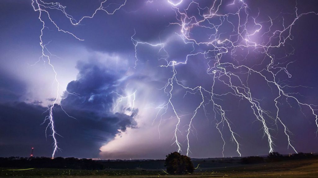 Românii, cei mai trăsniți din Europa. Explicațiile specialistului în fenomene meteo extreme
