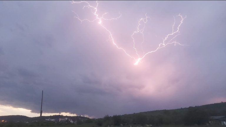 Un turist a fost ucis de fulger, iar al doilea este rănit. Ei se adăpostiseră într-un foișor