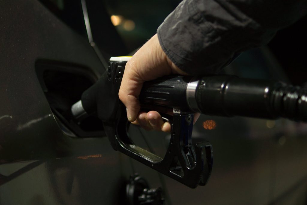 Șoferii români nu vor mai putea cumpăra combustibil din Ungaria