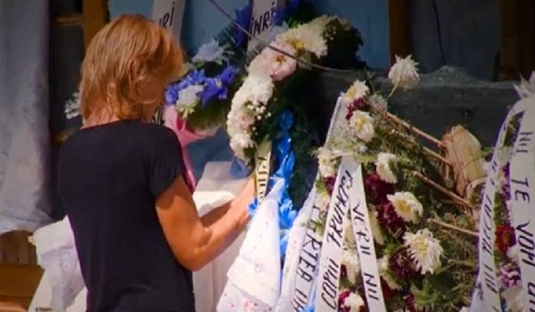 Scene dramatice de la înmormântarea gemenilor, care au căzut de la etajul 10. Mama a fost externată