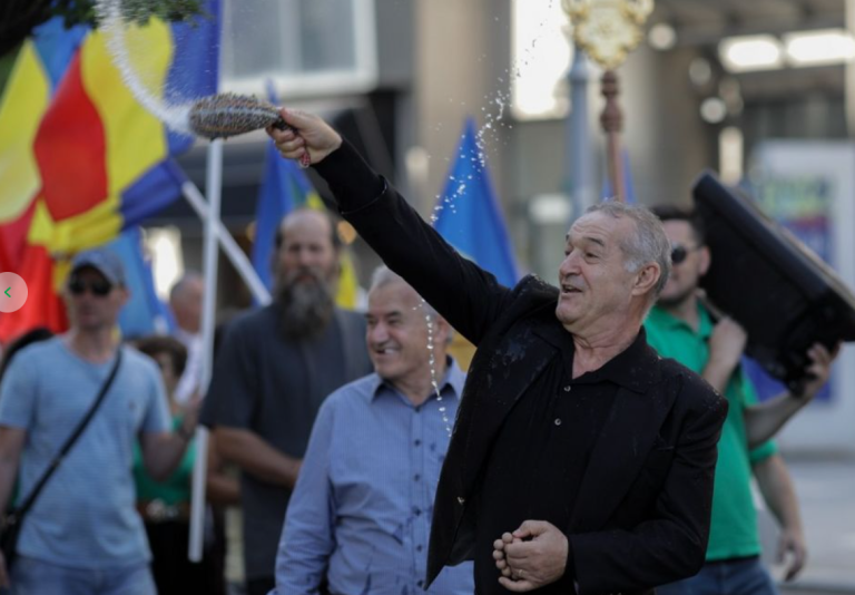 Gigi Becali a stropit cu agheasmă Calea Victoriei, după parada LGBTQ