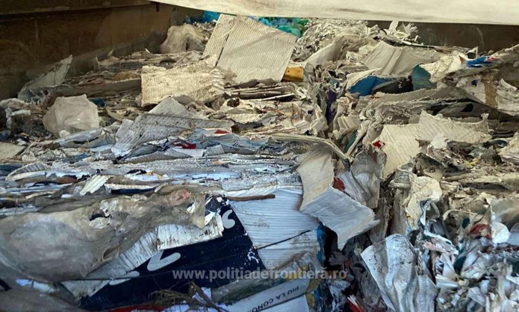 Peste 100 de tone de gunoaie au fost oprite la graniță. Mai mulți români au vrut să aducă în țară haine uzate, carton și plastic