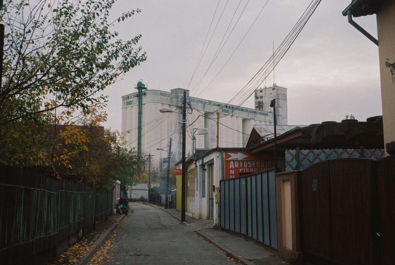 Caz incredibil! Un cetăţean şi-a cumpărat o stradă în Brașov, iar primăria nu o poate folosi sau amenaja