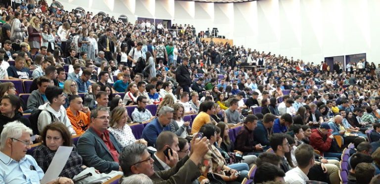 Studenții îi cer președintelui Klaus Iohannis să nu promulge legea prin care rectorii au număr nelimitat de mandate