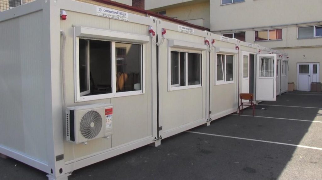 Elevii unui liceu din Arad vor învăţa în săli de clasă amenajate în containere